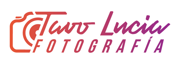 Logotipo de Tavo Lucía Fotografía con ícono de cámara y tipografía en degradado naranja, rosa y morado.